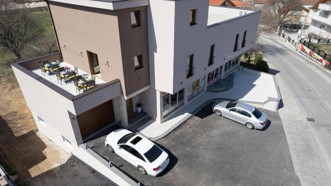 Apartments And Rooms Smile Mostar Bagian luar foto